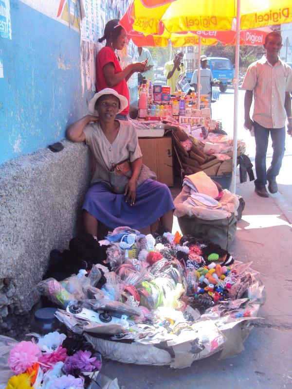 Une vendeuse de rue dans la capitale. Lucie Guimier, février 