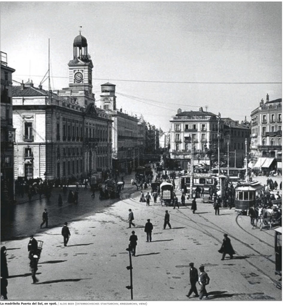 En 1906, la place est bien au carrefour des plus belles avenues de Madrid, mais elle paraît largement encombrée de voitures et de voitures à cheval, ainsi que de lignes de tramways (qui disparaitront au début des années 1950). Les piétons traversent de manière anarchique. (source : Alois Beer, Osterreichische Staatsarchiv, Vienne).