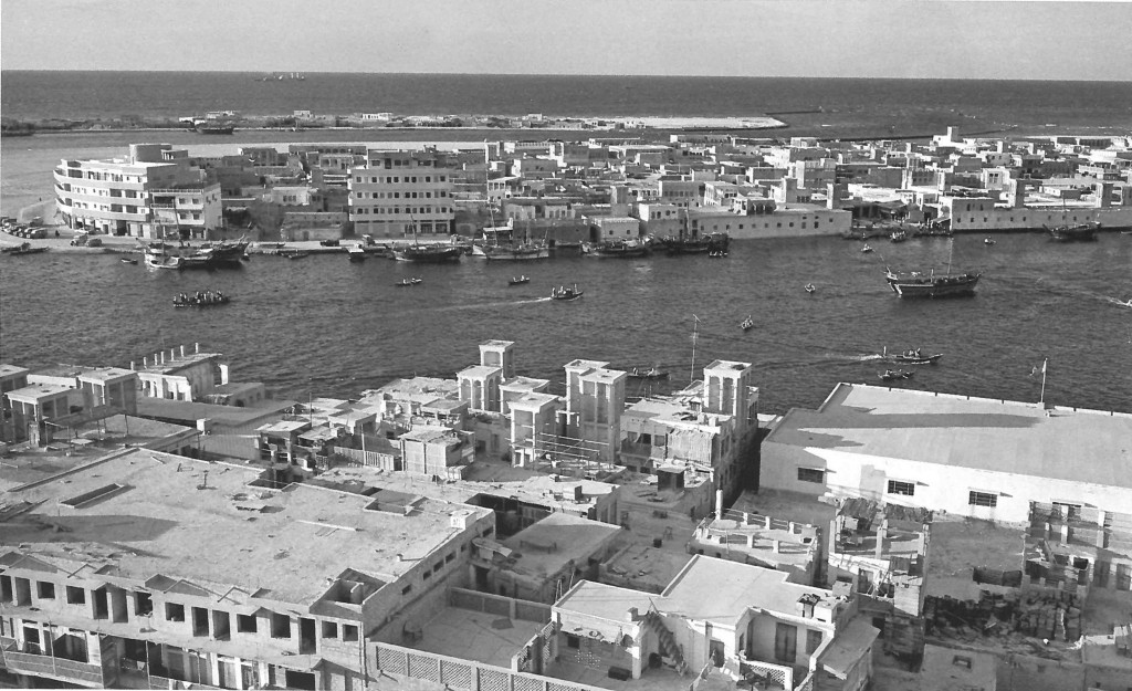 Le passage de la crique sur une abra entre Deira et Bur Dubaï, photographie de Yoshio Kawashima (Kawashima, Shimbun et Makishima-Akai, 1968)