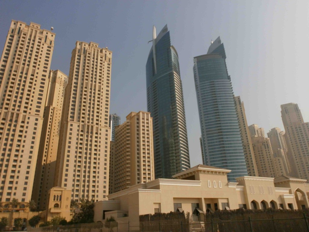 Vue sur les Résidences de la route de Jumeirah (JBR) et sur les gratte-ciels de la Marina de Dubaï (Montagne, septembre 2011)