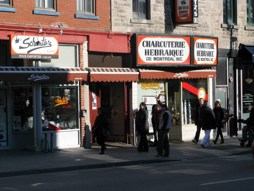 Figure 3 : Le restaurant Chez Shwartz’s et son extension sur la gauche de la photographie : Chez Schwartz’s à côté (Poulot, 2013)