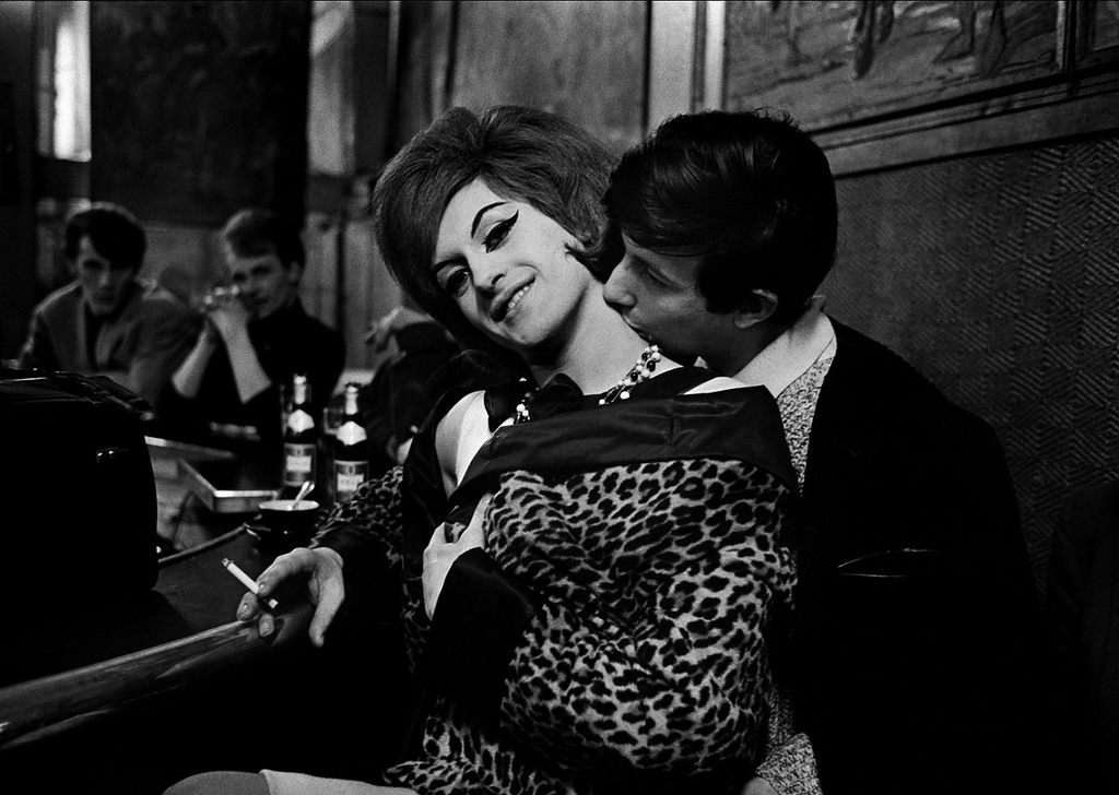 « Carla & Zizou, Brasserie Graff 1963 » ¬– Les amies de place Blanche – Christer Strömholm (© Éditions Aman Iman / Galerie VU)