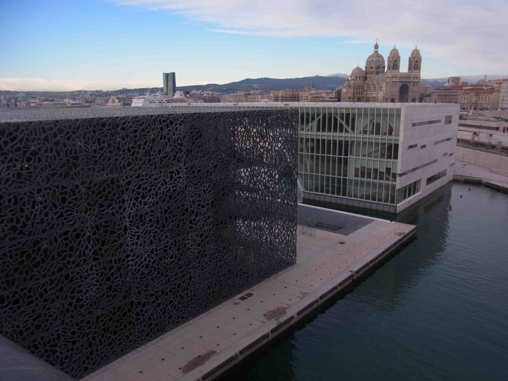 Le MuCEM par l’architecte français Rudi Ricciotti (avec en arrière-plan la tour de la CMA CGM et la cathédrale Sainte-Marie-Majeure) (Mondou, 2014) 