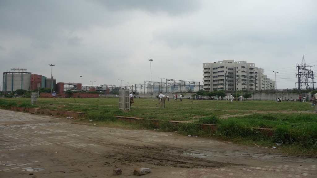 Le projet Shastri Park. De gauche à droite : la station et les centres de contrôle, les bâtiments de maintenance, le parc d'entreprises et les résidences pour le personnel de la DMRC (Bon, 2013)