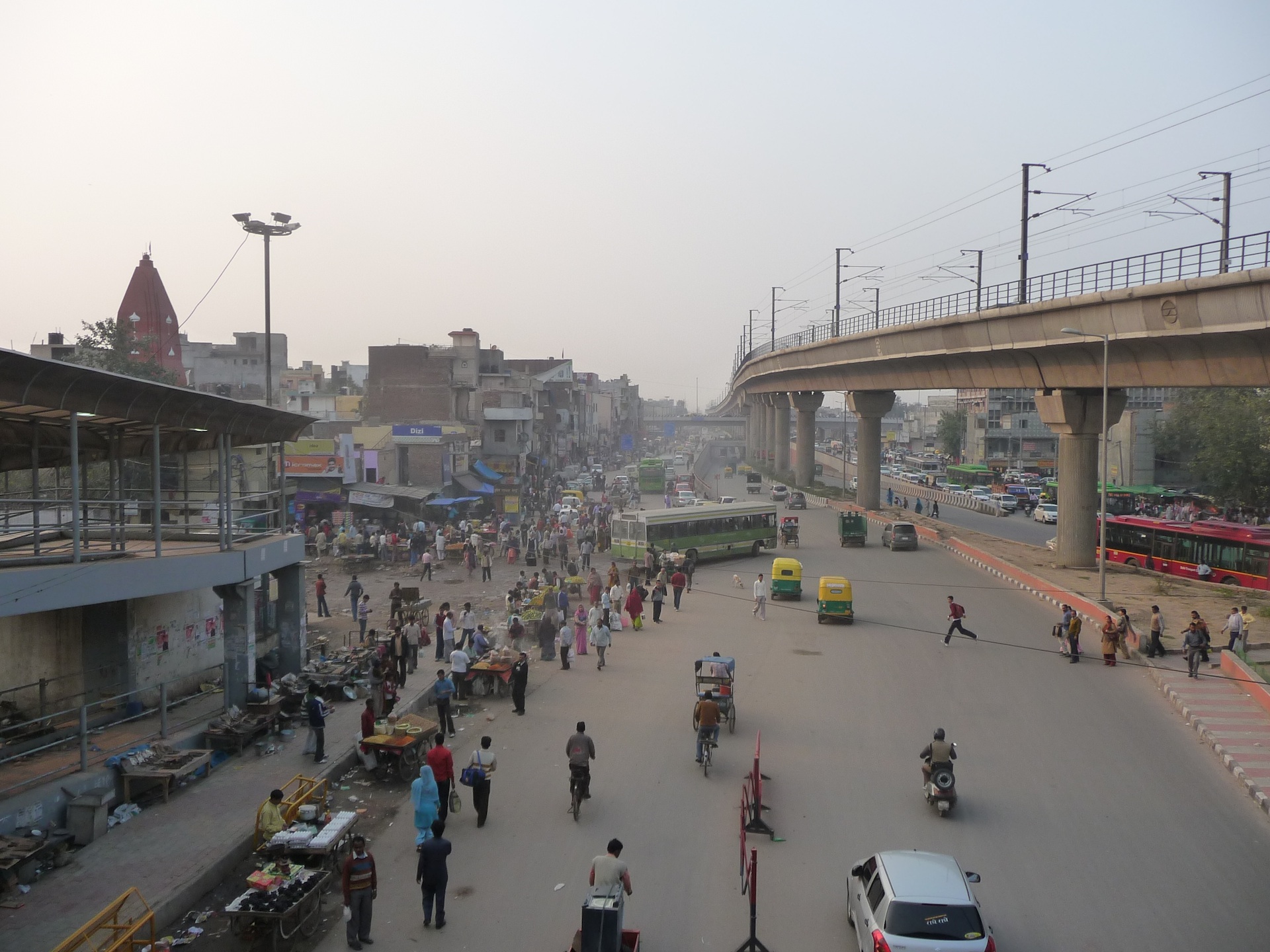 Mondes urbains indiens / Derrière les corridors du métro et du bus. Les coulisses agitées des politiques urbaines à Delhi