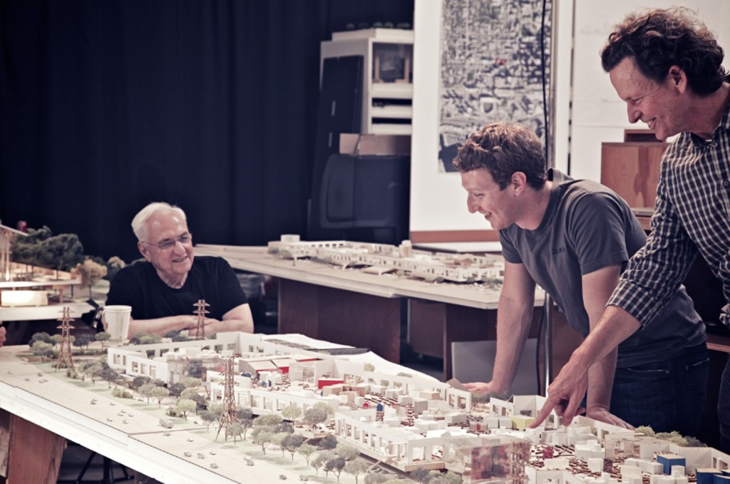 11. Présentation de la nouvelle maquette dessinée par Frank Gehry pour l'extension du campus Facebook, au nord-ouest d'East Palo Alto (Flickr User - Forgemind Archimedia, 2012).