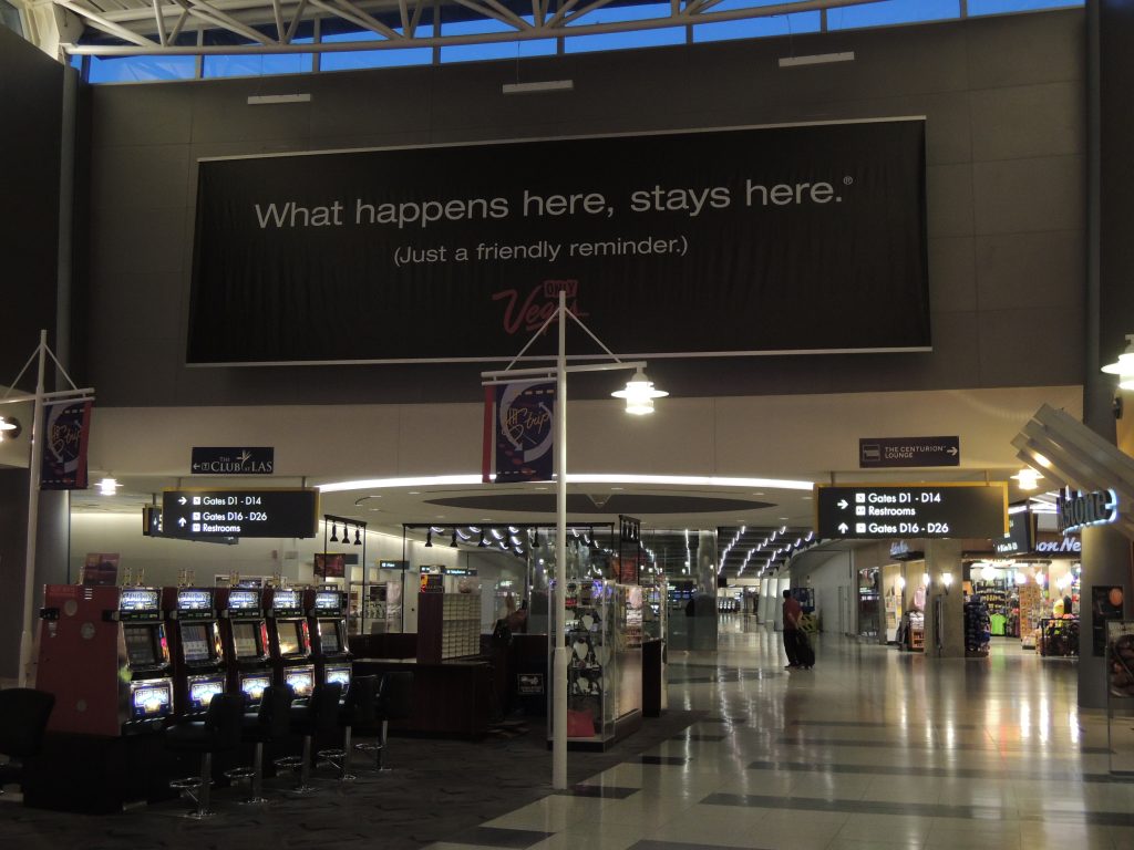 3. « Ce qui se passe ici, reste ici (un simple rappel amical) » : Arrivée à l’aéroport de Las Vegas (P. Nédélec, 2013)