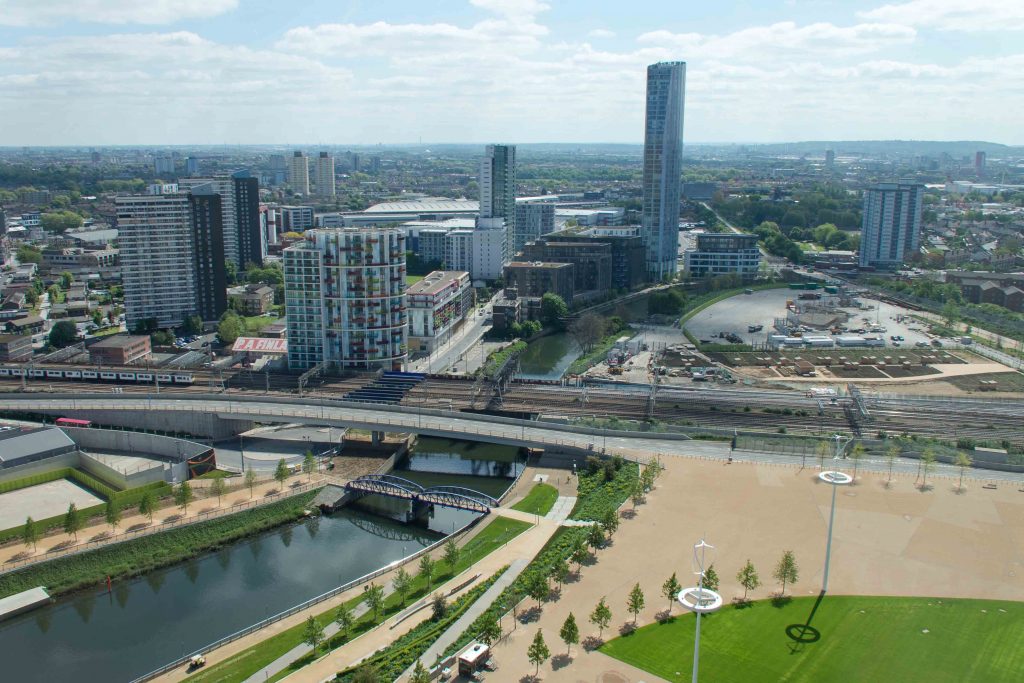 Nouveau parc urbain Queen Elizabeth II et opérations immobilières au site du site olympique, Stratford, Manuel Appert, 2014.