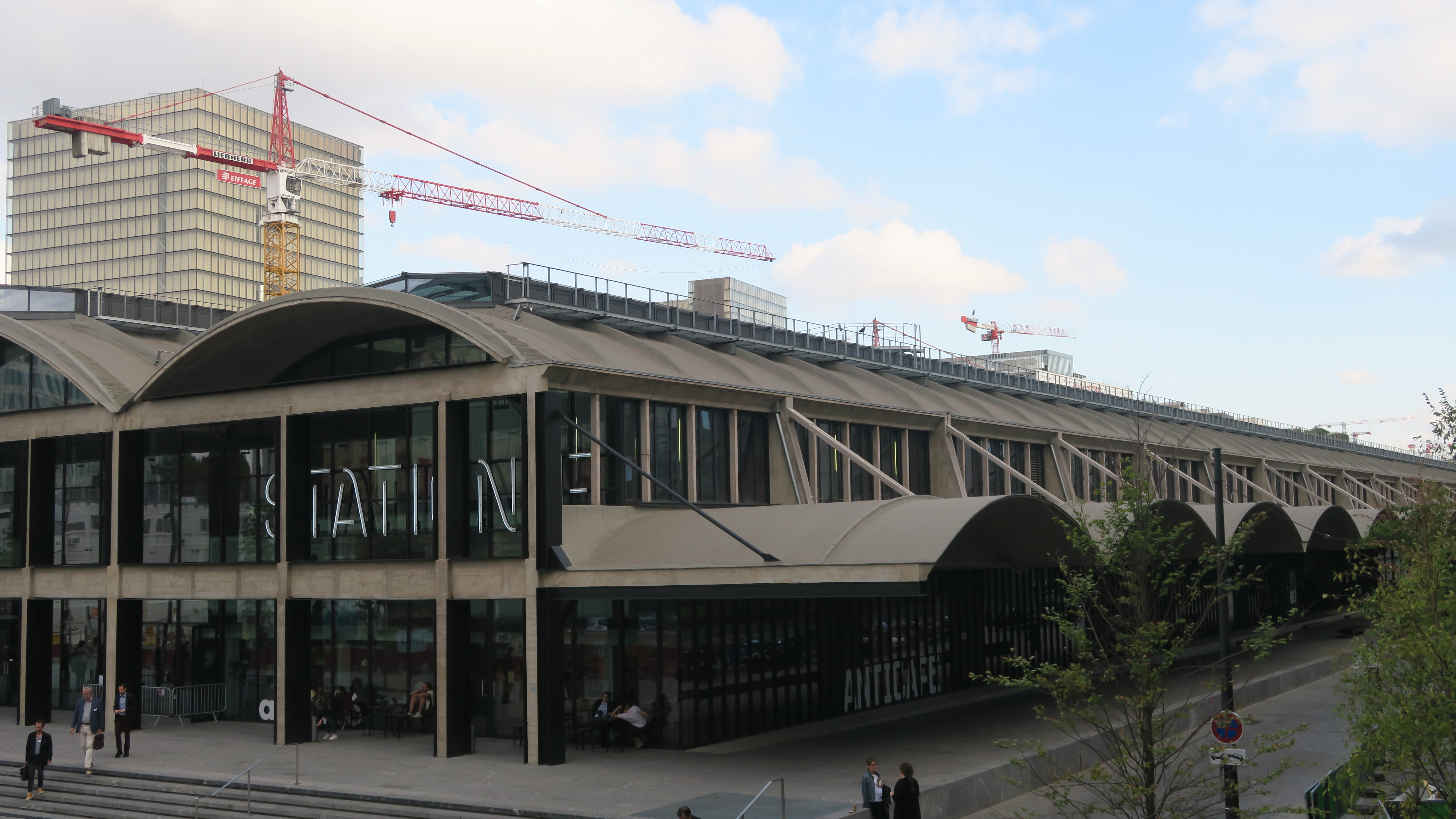 Lu / Créer une pépinière numérique en édifice patrimonial : Station F à Paris