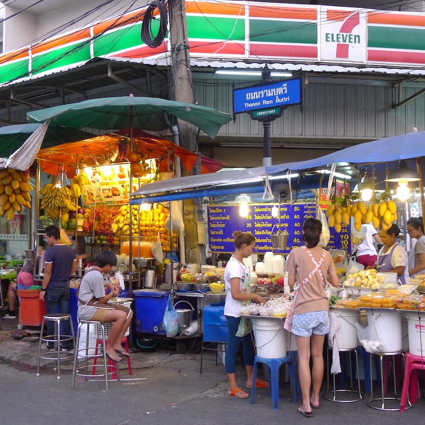 Urbanités sud-est asiatiques / Portfolio : Vendre et acheter à Banglamphu (Bangkok) : commerce et coprésences entre touristes et habitant·e·s