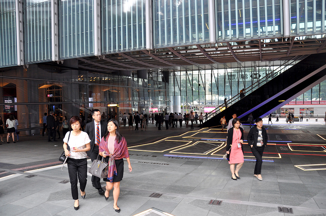 Atrium de la tour HSBC sur Queen's Road un jour de semaine. L’espace est investi par les travailleurs du secteur tertiaire et les touristes.