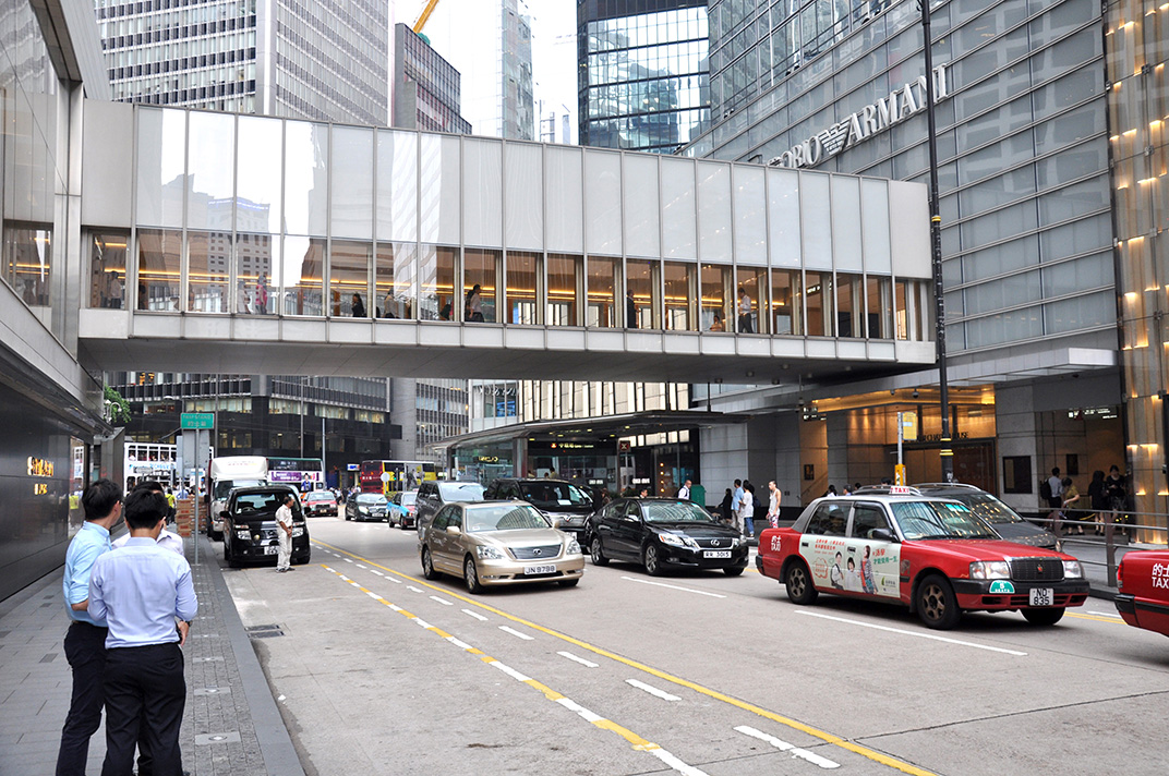 Chater Road un jour de semaine. L’espace est investi par les taxis et les berlines des travailleurs du tertiaire.