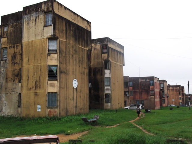 Lu / Douala et Kigali. Villes modernes et citadins précaires en Afrique, Benjamin Michelon