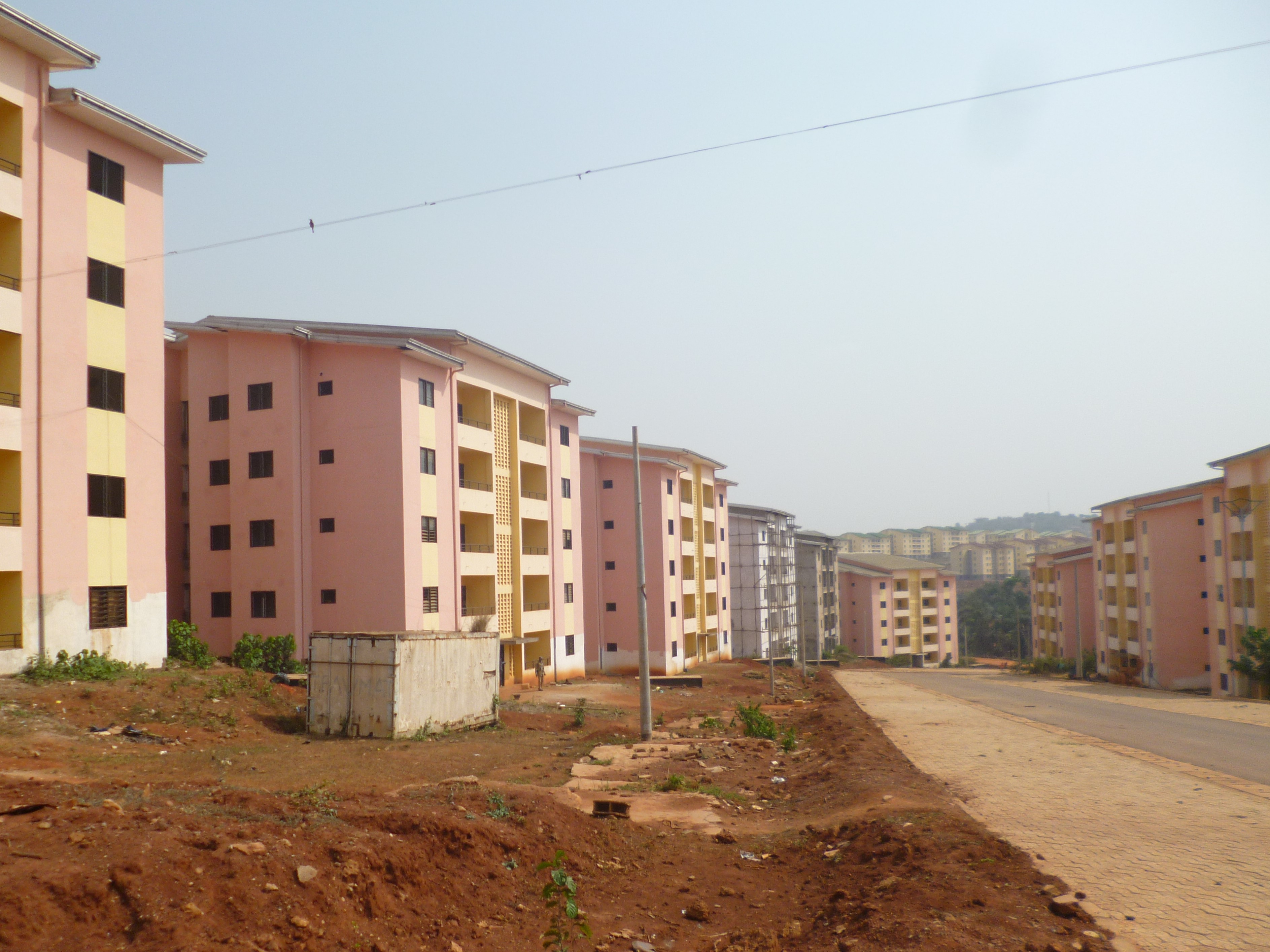 Urbanités africaines / Les programmes de logement public à Yaoundé : entre laboratoire libéral et manifestations urbaines du clientélisme dans un Cameroun post-austérité